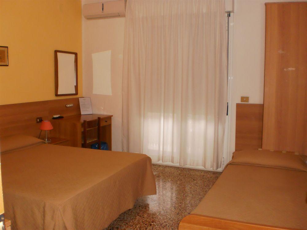 Pensione Imperia Lignano Sabbiadoro Ngoại thất bức ảnh